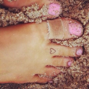 ariana-grande-heart-toe-tattoo